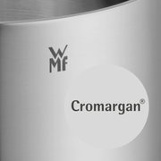 Nahaufnahme eines Topfes aus Cromargan® Edelstahl mit WMF-Logo.
