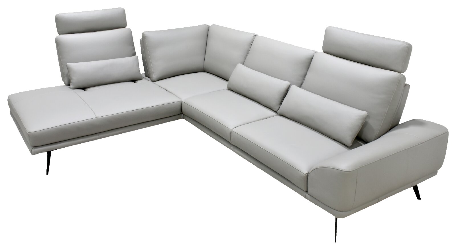 Lichtgrijze moderne hoekbank met chaise longue, verstelbare hoofdsteunen, sierkussens en slanke zwarte poten, gezien schuin van voren in vogelperspectief.