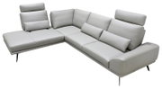Lichtgrijze moderne hoekbank met chaise longue, verstelbare hoofdsteunen, sierkussens en slanke zwarte poten, gezien schuin van voren in vogelperspectief.