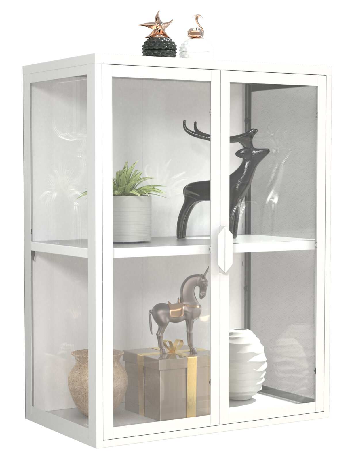 Weiße Vitrine/Schrank mit zwei Glas-Schiebetüren und zwei Einlegeböden, frontal leicht von links fotografiert; dekoriert mit Pflanze, Hirschfigur, Pferdefigur, Vase und Geschenkbox.