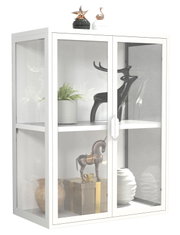 Weiße Vitrine/Schrank mit zwei Glas-Schiebetüren und zwei Einlegeböden, frontal leicht von links fotografiert; dekoriert mit Pflanze, Hirschfigur, Pferdefigur, Vase und Geschenkbox.