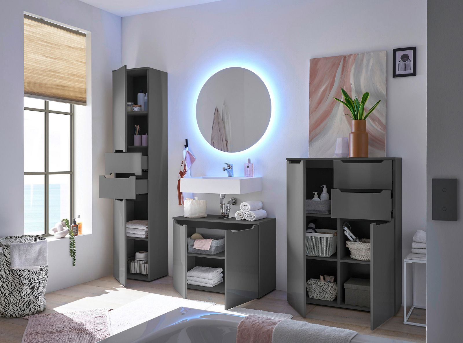 Modernes Badezimmer mit grauem Highboard, das von vorne gezeigt wird. Es bietet viel Stauraum mit offenen und geschlossenen Fächern, ideal für Handtücher und Pflegeprodukte.