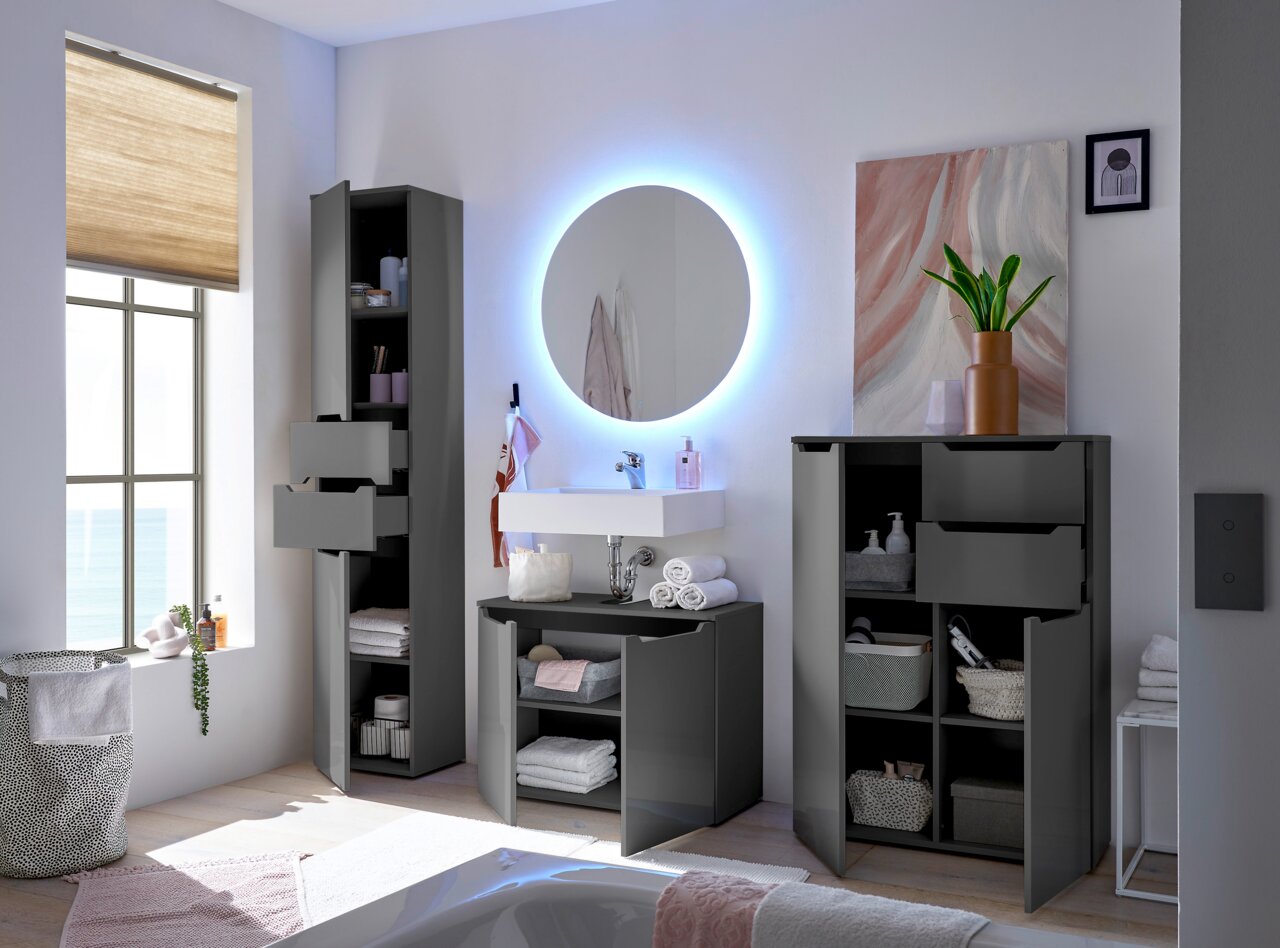 Modernes Badezimmer mit grauem Highboard, das von vorne gezeigt wird. Es bietet viel Stauraum mit offenen und geschlossenen Fächern, ideal für Handtücher und Pflegeprodukte.