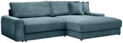 Türkises Cord-Ecksofa mit rechter Ottomane/Longchair, breiten Armlehnen und zwei Zierkissen, freigestellt vor weißem Hintergrund, Ansicht schräg von vorn