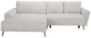 Helles, gepolstertes Ecksofa mit Chaiselongue links, Steppnähten, Armlehnen und Holzfüßen, in Frontansicht leicht schräg von vorne.