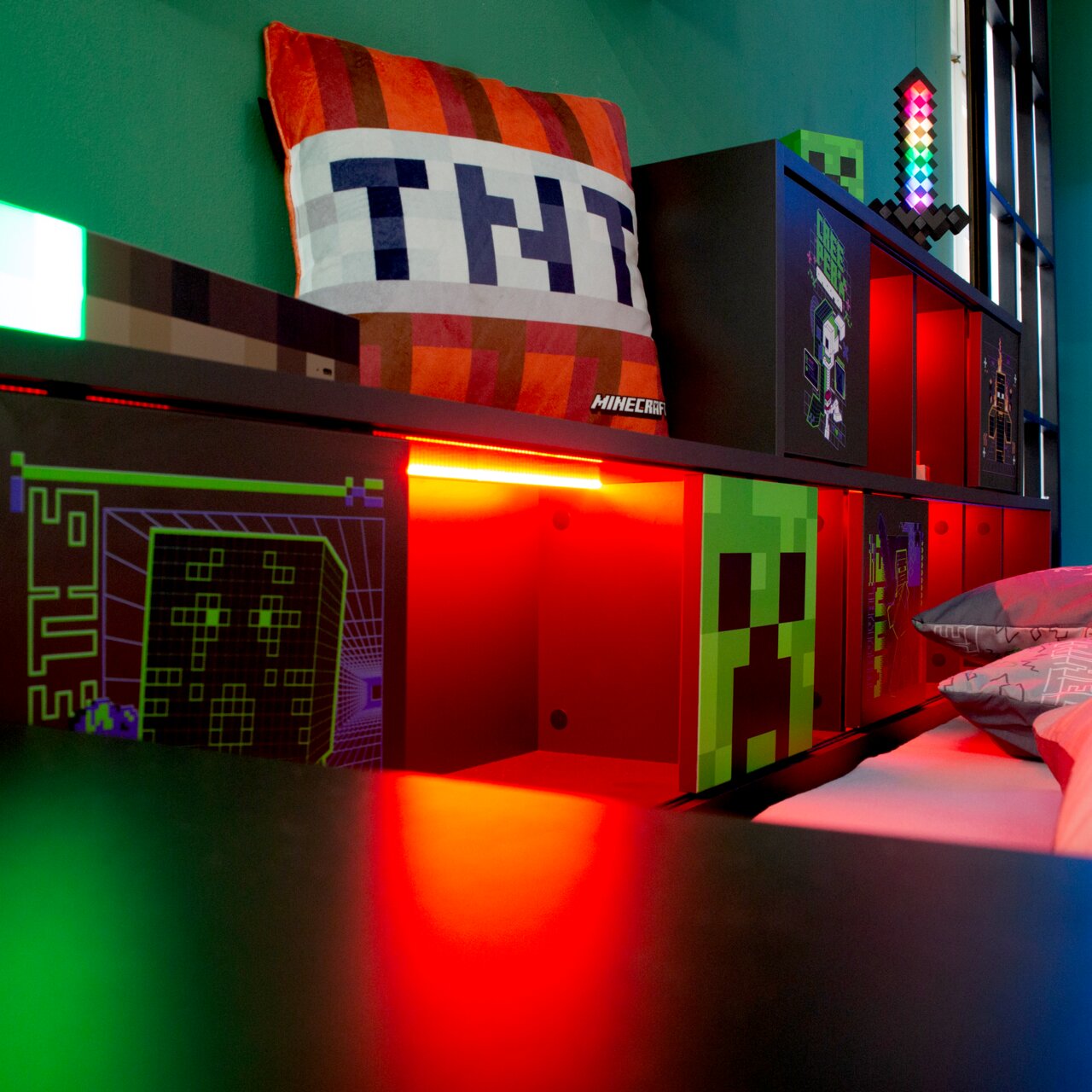 Jeugdbed met Minecraft-thema, kleurrijke ledverlichting en decoratieve kussens, zijaanzicht