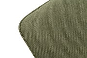 Nahaufnahme eines grünen Stoffbezugs eines Stuhls, diagonale Perspektive