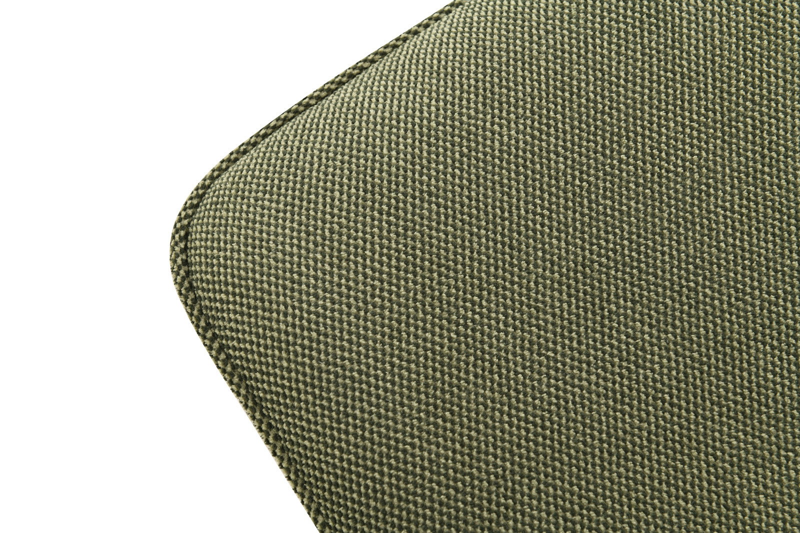 Nahaufnahme eines grünen Stoffbezugs eines Stuhls, diagonale Perspektive