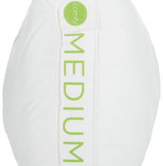 Nahaufnahme eines weißen Kopfkissens mit grünem Aufdruck 'MEDIUM' und 'comfy' von der Seite.