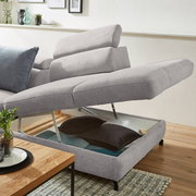 Ecksofa MAROLA in hellgrauem Stoff mit verstellbarer Rückenlehne und Stauraum, seitliche Perspektive