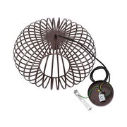 Drahtkäfig-Hängeleuchte in brauner Farbe, von oben betrachtet, mit sichtbarem Kabel und Montagezubehör.