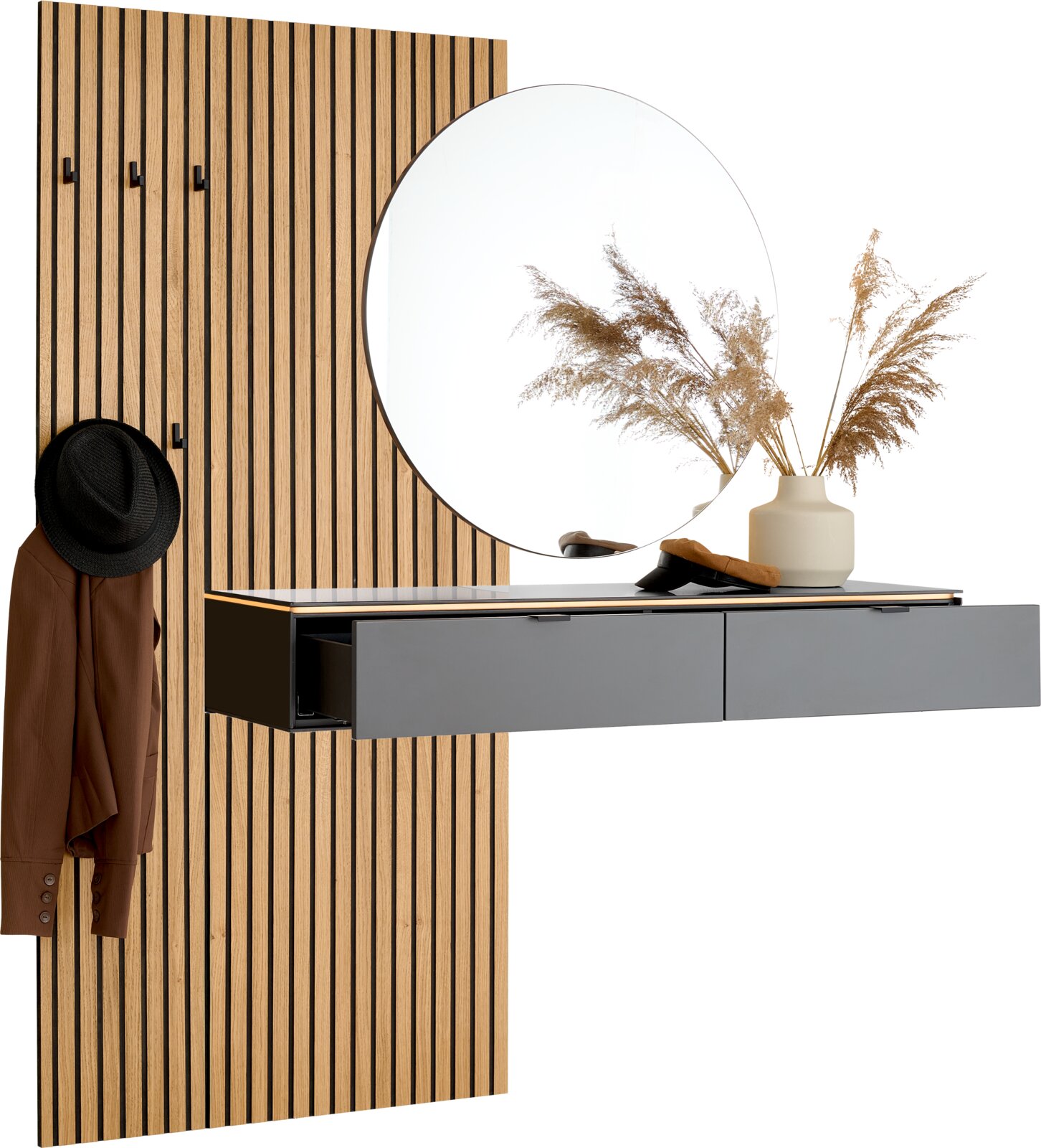 Moderne Wandgarderobe mit vertikaler Holzlamellen-Rückwand, schwarzen Haken, schwebender grauer Schubladenkonsole und rundem Spiegel, Ansicht schräg von vorn