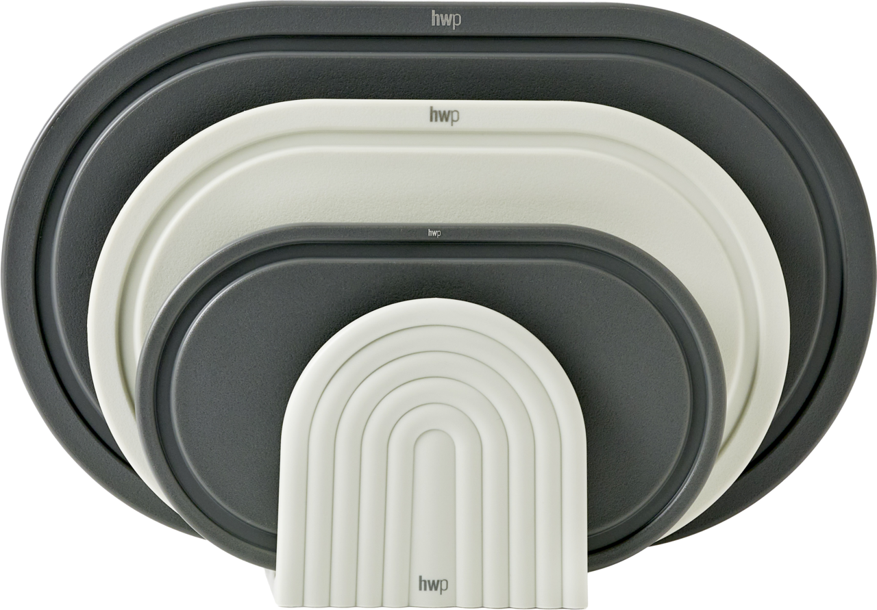 Homeware Schneidbrettset Vorderansicht eines Schneidbrettsets in verschiedenen Größen und Farben, gestapelt und mit dem Logo 'hwp' versehen.