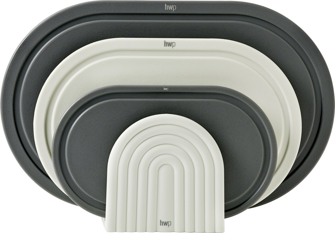 Vorderansicht eines Schneidbrettsets in verschiedenen Größen und Farben, gestapelt und mit dem Logo 'hwp' versehen.