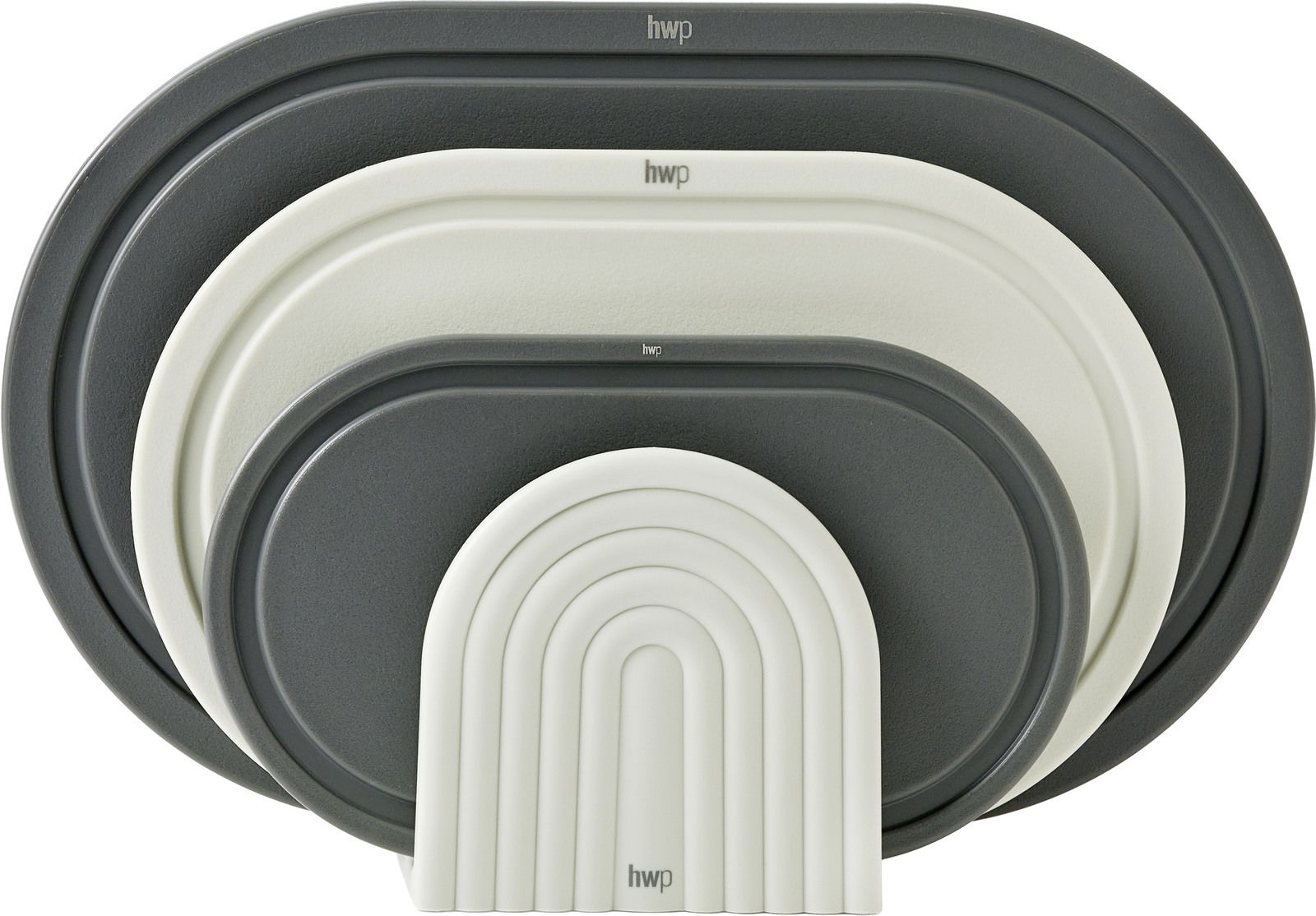 Vorderansicht eines Schneidbrettsets in verschiedenen Größen und Farben, gestapelt und mit dem Logo 'hwp' versehen.