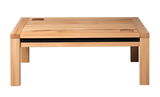 Moderner Couchtisch aus hellem Holz, frontal fotografiert.