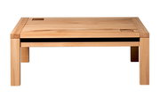 Moderner Couchtisch aus hellem Holz, frontal fotografiert.