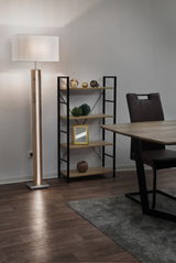 Stehleuchte FOREST in einem modernen Wohnzimmer, seitliche Perspektive, mit einem rechteckigen weißen Lampenschirm und einem Holzständer.