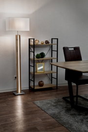 Stehleuchte FOREST in einem modernen Wohnzimmer, seitliche Perspektive, mit einem rechteckigen weißen Lampenschirm und einem Holzständer.