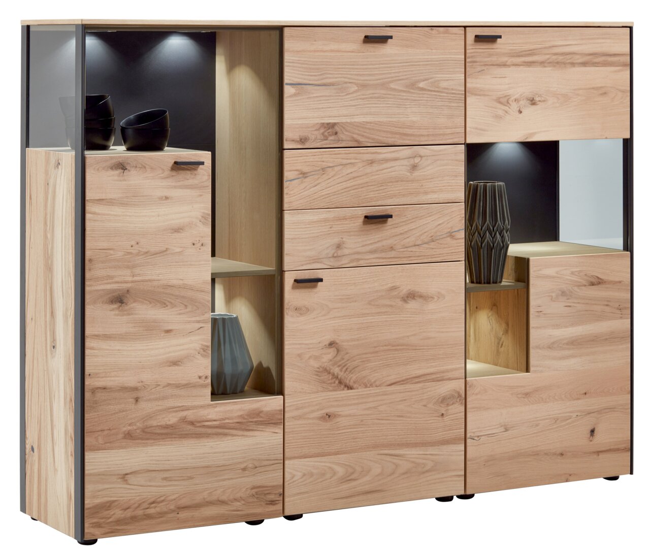 Schöner Wohnen Hoog dressoir ANDRA Frontale Ansicht eines modernen Highboards aus Holz mit mehreren Schubladen und offenen Fächern, beleuchtet und dekoriert mit Vasen.