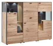 Frontale Ansicht eines modernen Highboards aus Holz mit mehreren Schubladen und offenen Fächern, beleuchtet und dekoriert mit Vasen.
