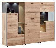 Frontale Ansicht eines modernen Highboards aus Holz mit mehreren Schubladen und offenen Fächern, beleuchtet und dekoriert mit Vasen.