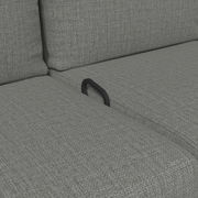 Nahaufnahme einer grauen Gartenbank mit Textilbezug, Detailansicht der Sitzfläche mit Griff.