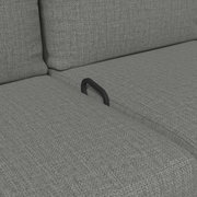 Nahaufnahme einer grauen Gartenbank mit Textilbezug, Detailansicht der Sitzfläche mit Griff.