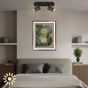 LED-Leuchtmittel GU10 2er-Set in einem modernen Schlafzimmer, von unten betrachtet, mit einem stilvollen Wandbild und Pflanzen dekoriert.