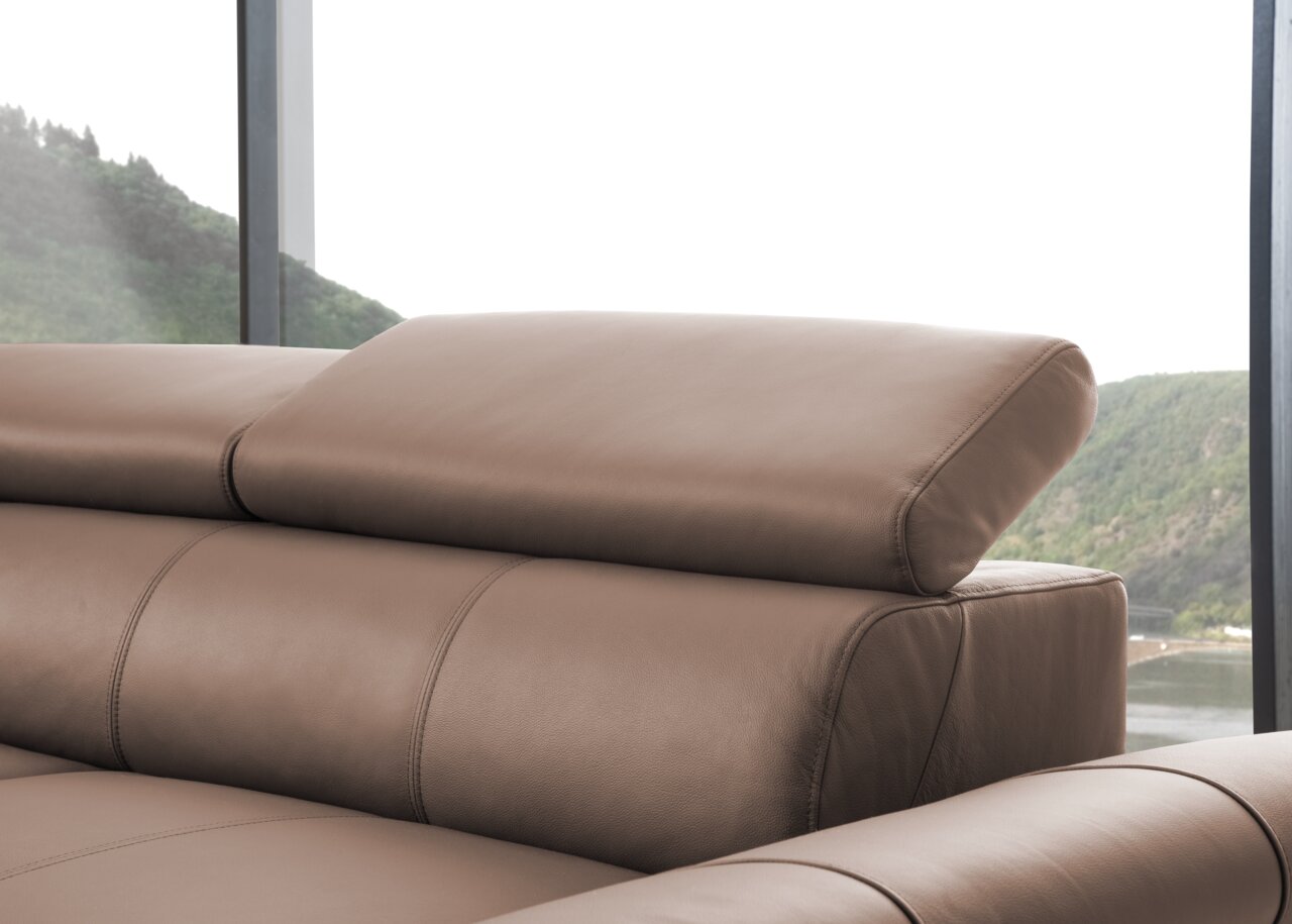 Stylife Ecksofa LENO 2.0 Nahaufnahme einer braunen Ledercouch mit verstellbarer Kopfstütze, seitliche Perspektive.