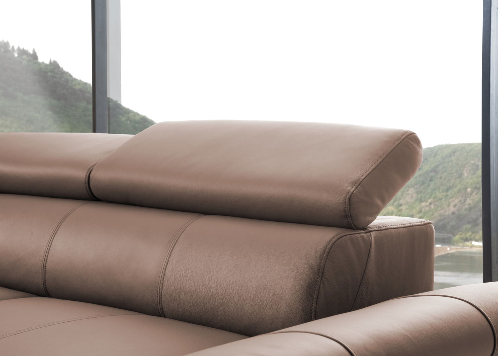 Stylife Ecksofa LENO 2.0 Nahaufnahme einer braunen Ledercouch mit verstellbarer Kopfstütze, seitliche Perspektive.