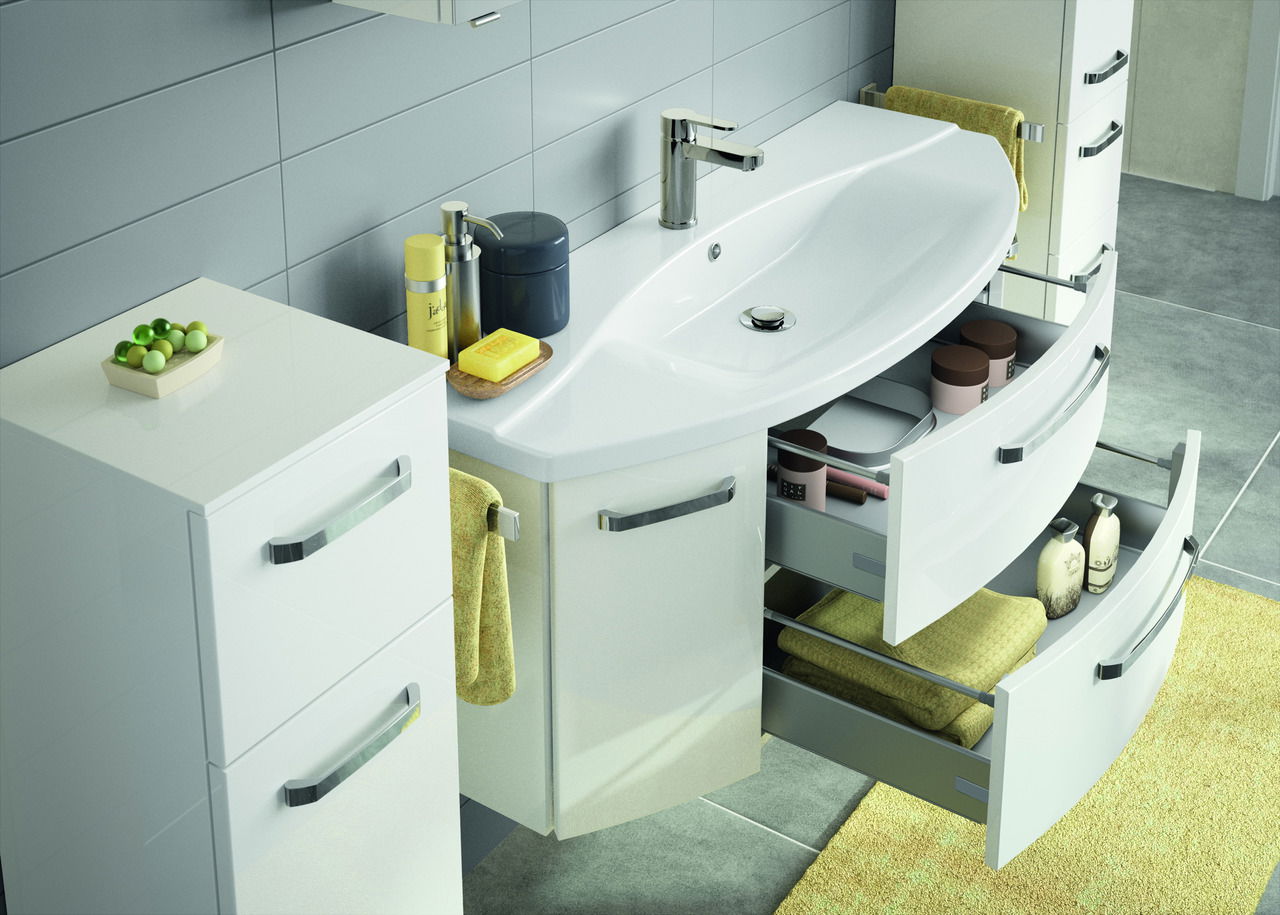 Moderne Badkombination mit Waschbecken und offenen Schubladen, gefüllt mit Handtüchern und Pflegeprodukten, aus der Vogelperspektive.