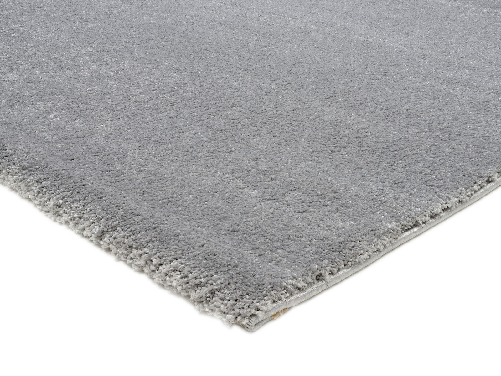 Grauer Uni-Teppich in Nahaufnahme, perspektivisch von der Seite fotografiert.