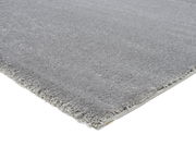 Grauer Uni-Teppich in Nahaufnahme, perspektivisch von der Seite fotografiert.