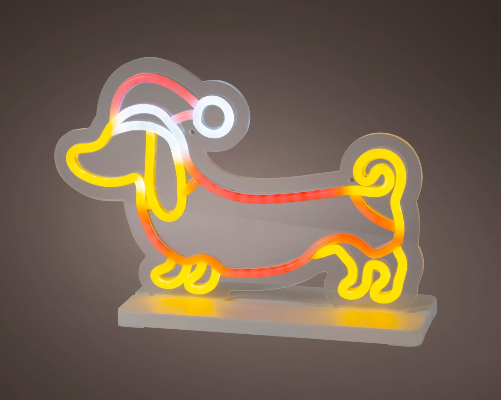 Leuchtende LED-Dekolampe in Form eines Widders mit gelben, orange-roten und weißen Konturen auf weißem Standfuß, frontal aus leichter Seitenperspektive gezeigt
