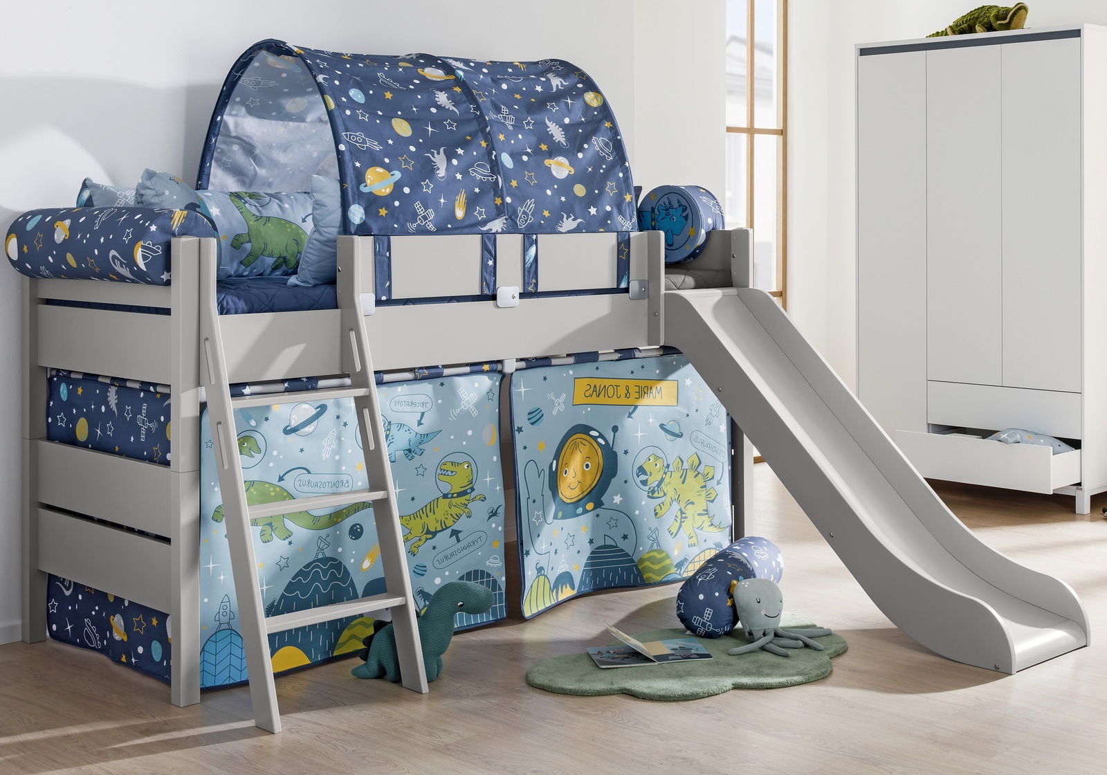 Spielbett mit Rutsche und Weltraum-Motiv, seitliche Perspektive