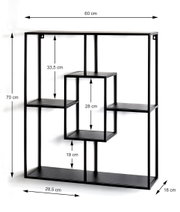 Schwarzes, geometrisches Wandregal aus Metall mit mehreren Ablagen (60 x 70 x 18 cm), Frontansicht mit Maßangaben.