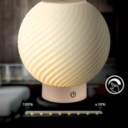 Leuchtende, kugelförmige Tischlampe mit geriffeltem Lampenschirm in Warmweiß und Touch-Ein/Aus-Symbol am Sockel, Nahaufnahme aus frontaler Perspektive