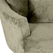 Nahaufnahme eines Sessels mit weichem, strukturiertem Stoffbezug in einer neutralen Farbe, Ansicht von der Seite.