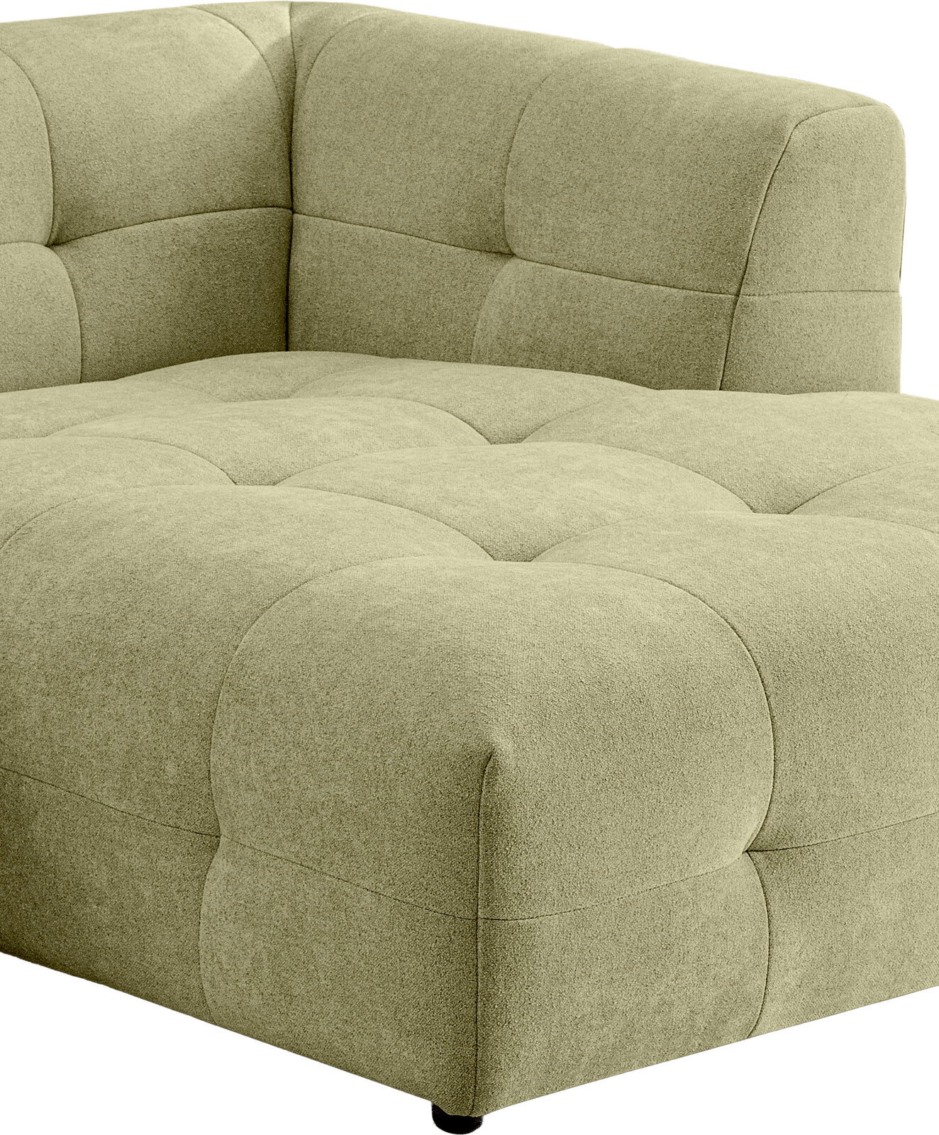 Gepolstertes, quadratisch gestepptes Sofa/Modulsofa in hellgrün-beigem Stoff mit abgerundeten Kanten, Detailansicht aus schräger Vorderseitenperspektive
