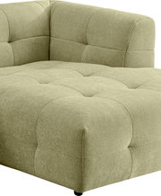 Gepolstertes, quadratisch gestepptes Sofa/Modulsofa in hellgrün-beigem Stoff mit abgerundeten Kanten, Detailansicht aus schräger Vorderseitenperspektive