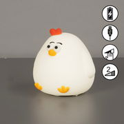 Niedliches Akku-Nachtlicht in Form eines Huhns mit rotem Kamm und gelbem Schnabel, seitliche Perspektive.