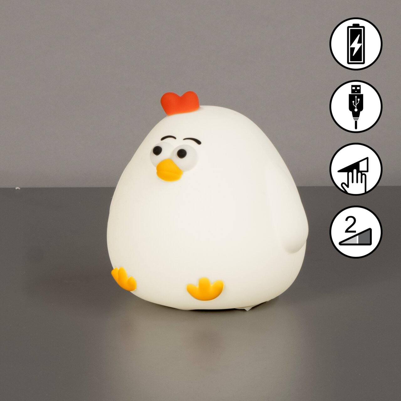 Niedliches Akku-Nachtlicht in Form eines Huhns mit rotem Kamm und gelbem Schnabel, seitliche Perspektive.