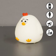 Niedliches Akku-Nachtlicht in Form eines Huhns mit rotem Kamm und gelbem Schnabel, seitliche Perspektive.