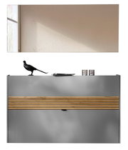 Garderobeset in grafiet met een modern ontwerp, bestaande uit een grote spiegel en een ladekast met houten strepen, hier afgebeeld in vooraanzicht.