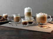 Verschiedene Gläser mit Kaffeegetränken auf einem Tisch, darunter ein Cappuccinoglas-Set mit 450 ml Fassungsvermögen, seitliche Perspektive.