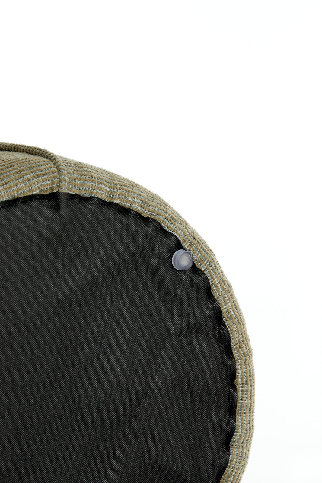 Nahaufnahme eines Sitzpuffs von unten mit sichtbarem Stoff und Naht.