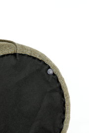 Nahaufnahme eines Sitzpuffs von unten mit sichtbarem Stoff und Naht.