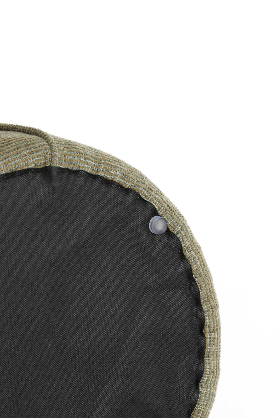 Nahaufnahme eines Sitzpuffs von unten mit sichtbarem Stoff und Naht.