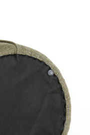 Nahaufnahme eines Sitzpuffs von unten mit sichtbarem Stoff und Naht.